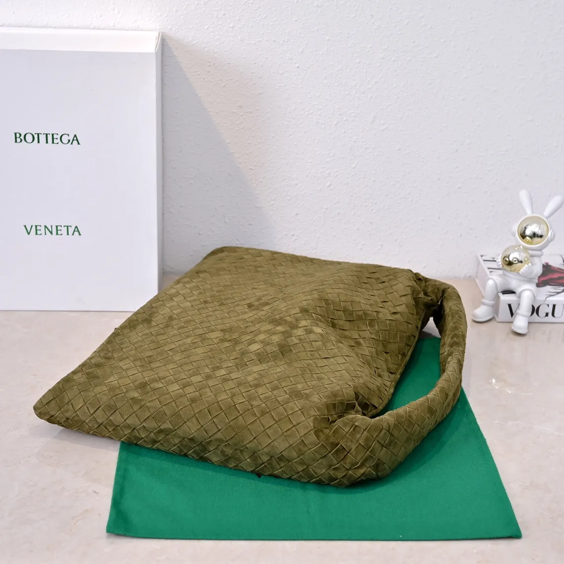 Batch 2160 #Bv Yangjin large size HOP cowhide, the bag body and handles are made of a whole piece of woven leather. The bag body is soft and lazy. Hop symbolizes the praise of innovation and eternal craftsmanship [love]. The pyramid silhouette combines practicality and fashion. Modern and casual, the bag mouth is double-sided closed design, more convenient and safe! Made of soft cowhide and full of texture, this is a must-have for fashionable ladies who like minimalism, comfort and casualness! Model: 3970 Dimensions: 54x24x13